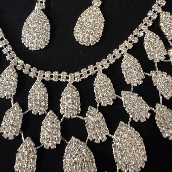 NWT - EARRINGS AND NECKLACE SET - BLING! BLING! BLINGY! - Picture 7 of 10